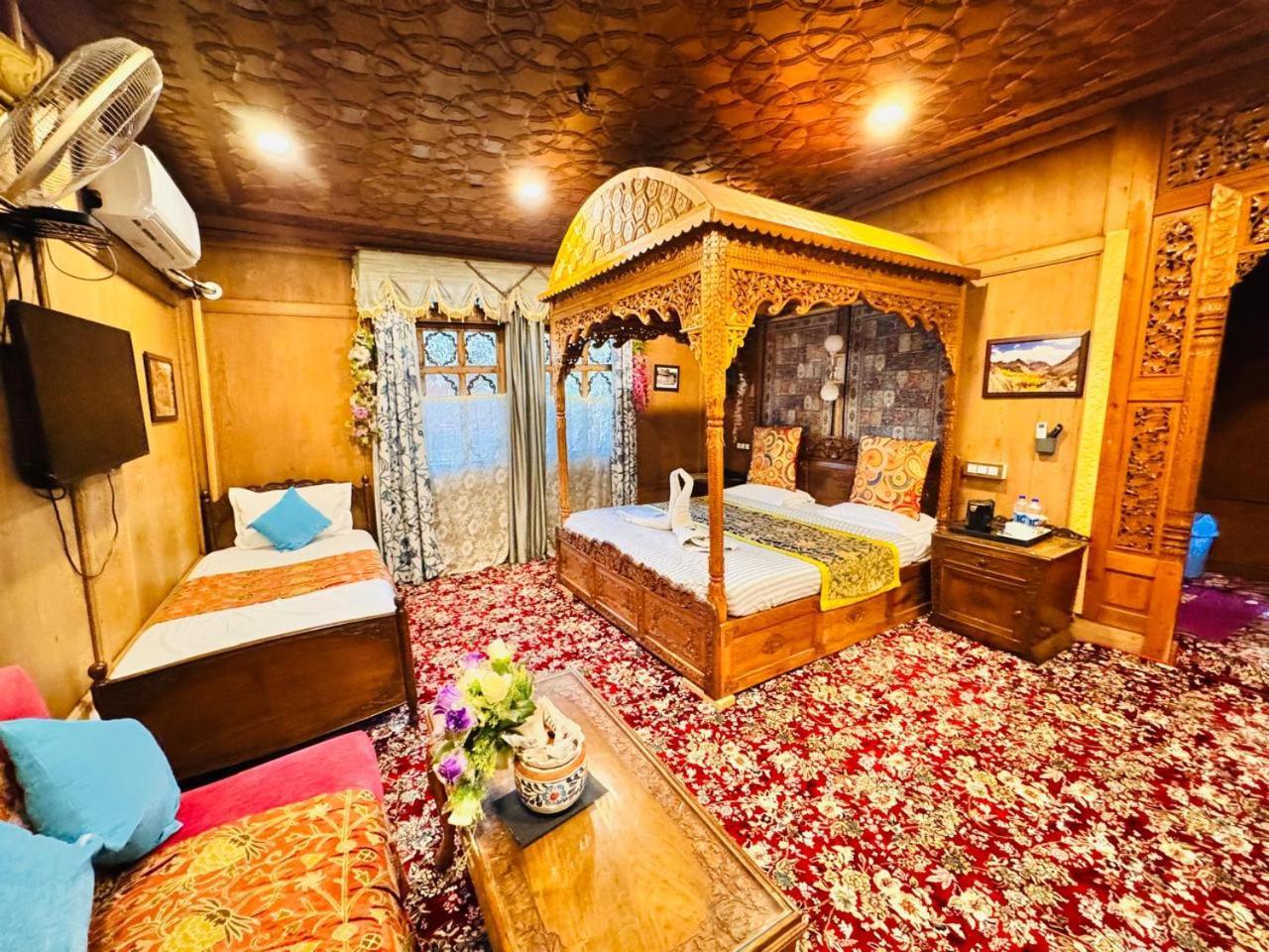 Hotel Crown Of India Group Of Houseboats Srīnagar Esterno foto