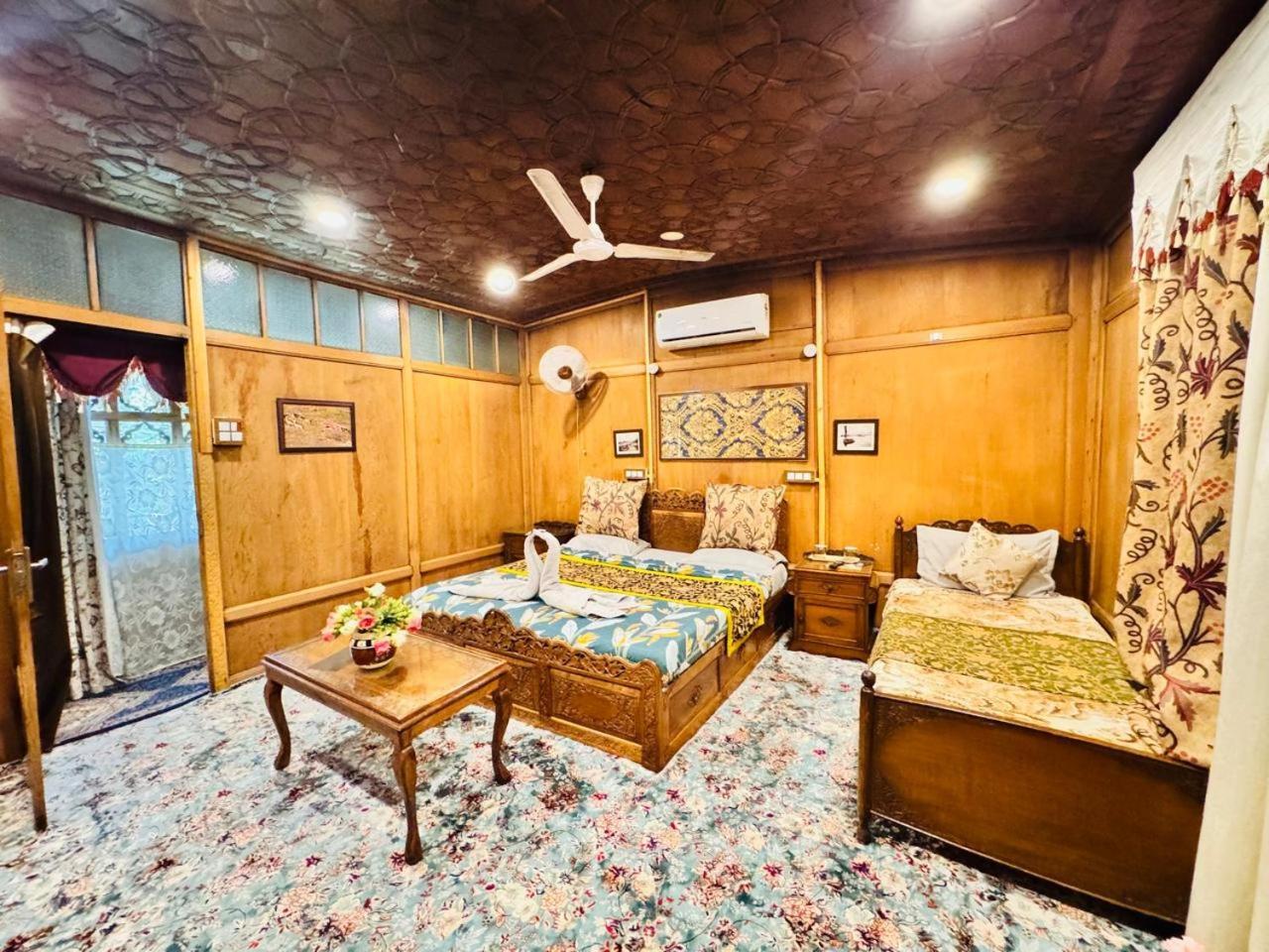 Hotel Crown Of India Group Of Houseboats Srīnagar Esterno foto