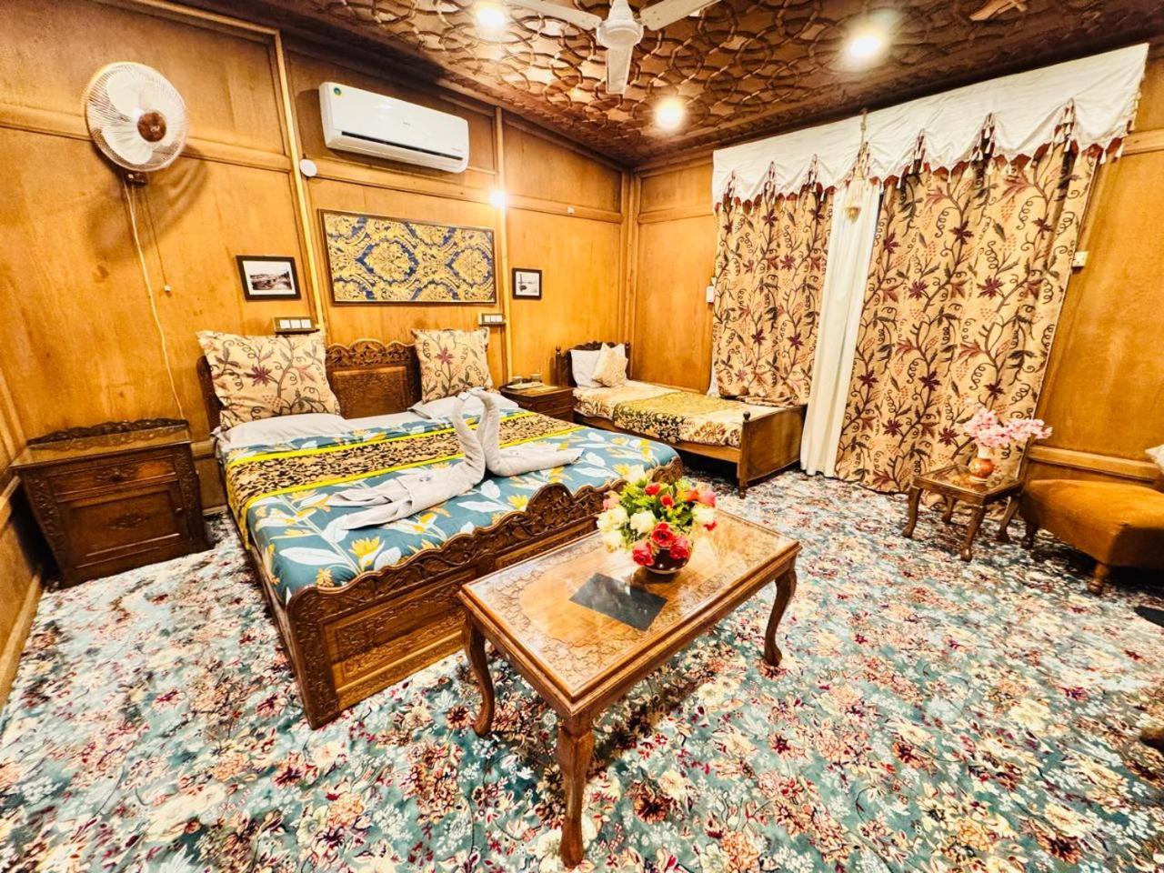 Hotel Crown Of India Group Of Houseboats Srīnagar Esterno foto