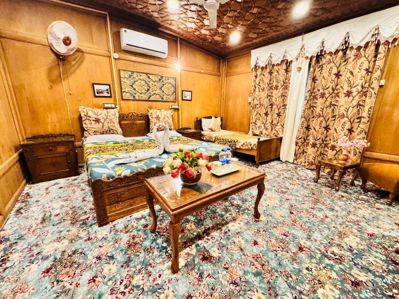 Hotel Crown Of India Group Of Houseboats Srīnagar Esterno foto