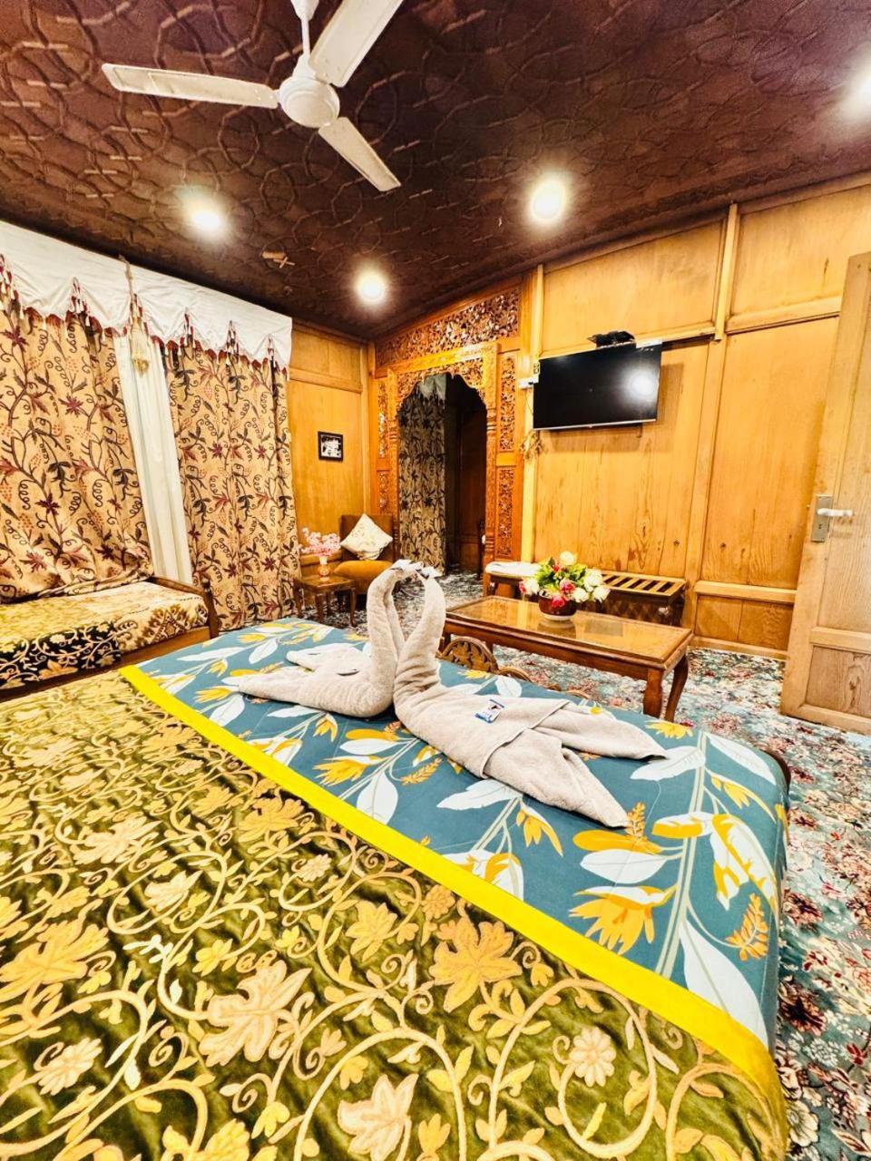 Hotel Crown Of India Group Of Houseboats Srīnagar Esterno foto